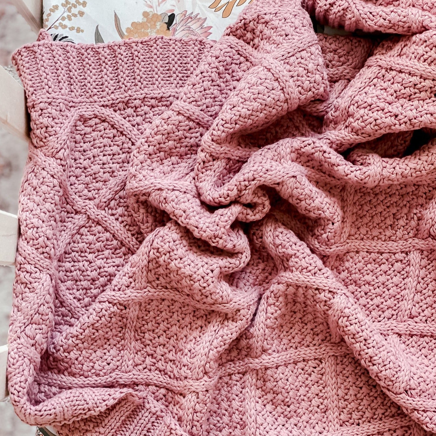 Couverture en tricot rose